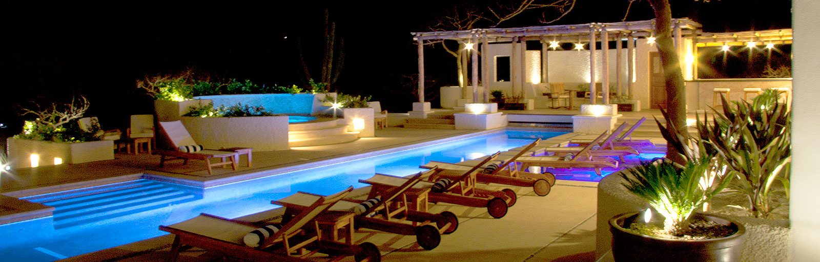 Mexico Yoga Retreats & Wellness Center: Swimming Pool and Hot Tub at Night