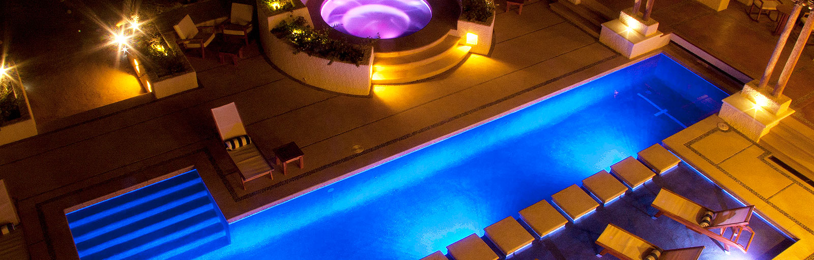 Spa & Yoga Retreat in Mexico: Swimming Pool & Hot Tub at Night